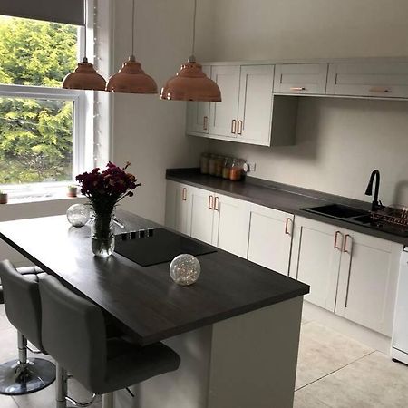 Stunning Bebington Maisonette - Large Private Drive And Entrance, Good Transport Links Екстер'єр фото