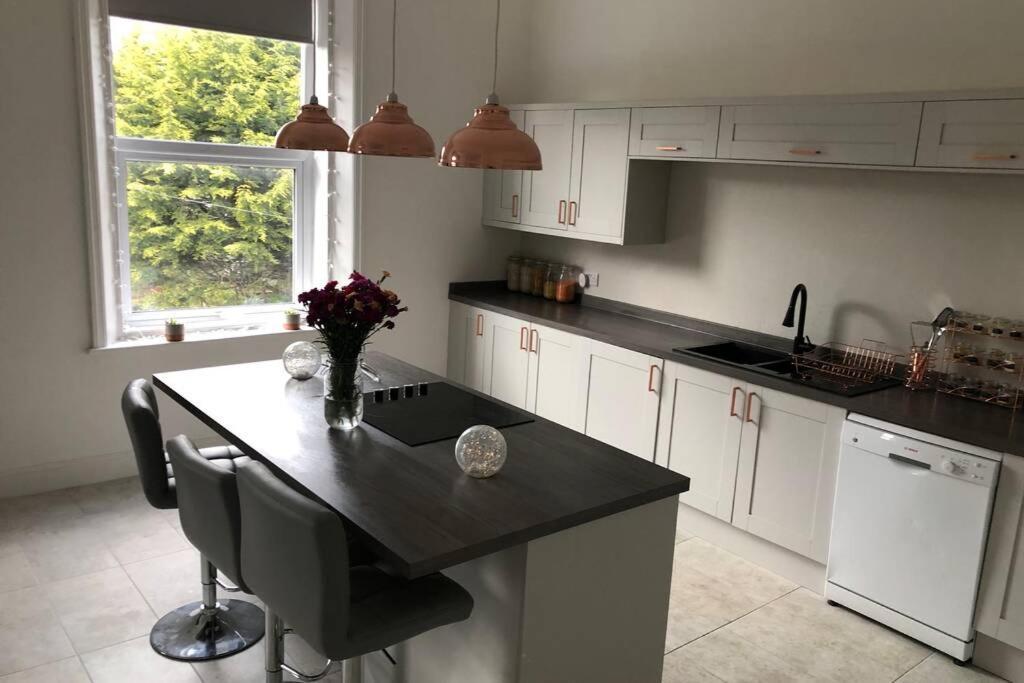 Stunning Bebington Maisonette - Large Private Drive And Entrance, Good Transport Links Екстер'єр фото