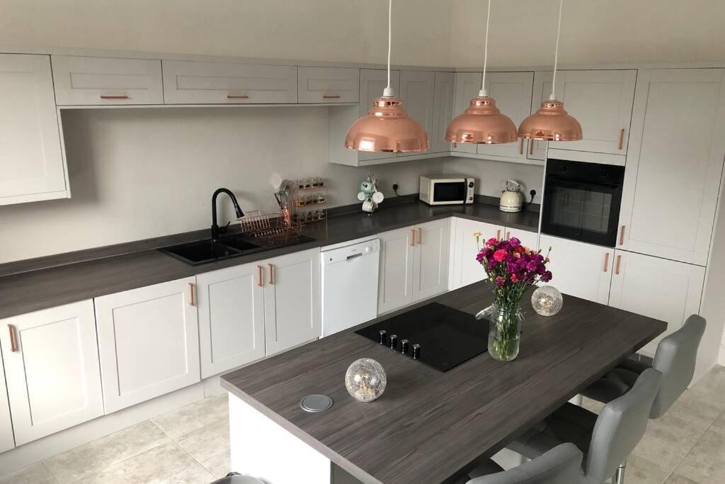 Stunning Bebington Maisonette - Large Private Drive And Entrance, Good Transport Links Екстер'єр фото