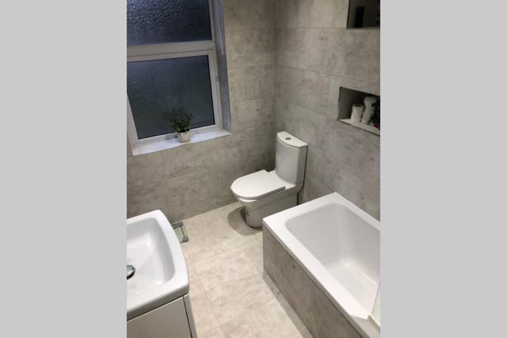 Stunning Bebington Maisonette - Large Private Drive And Entrance, Good Transport Links Екстер'єр фото