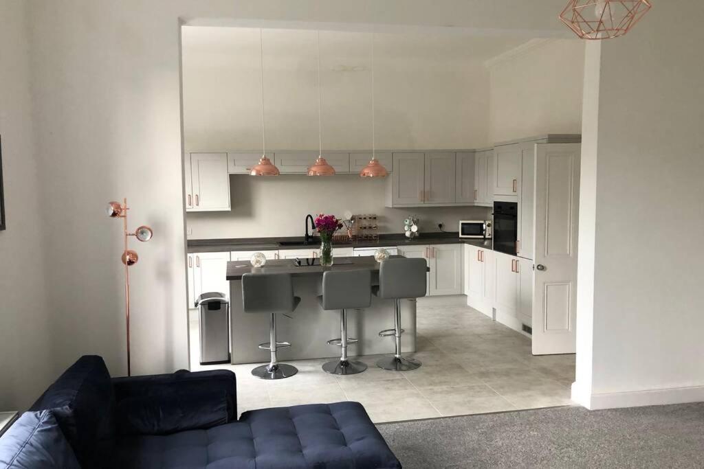 Stunning Bebington Maisonette - Large Private Drive And Entrance, Good Transport Links Екстер'єр фото