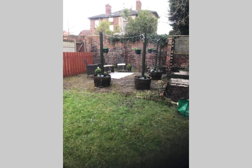 Stunning Bebington Maisonette - Large Private Drive And Entrance, Good Transport Links Екстер'єр фото