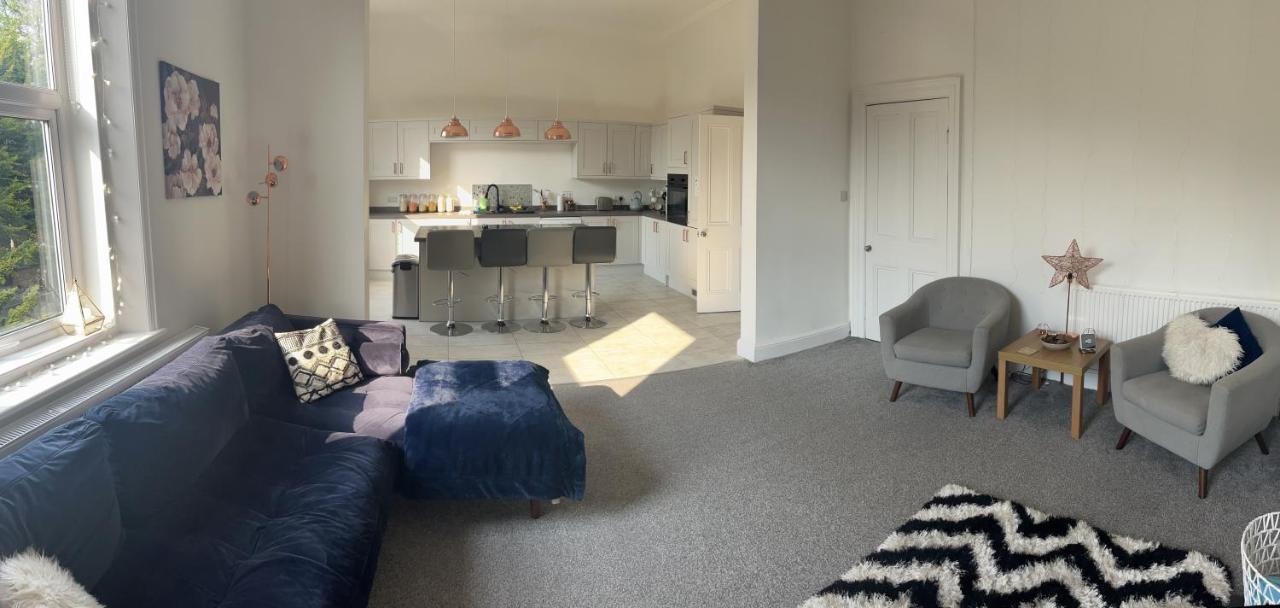 Stunning Bebington Maisonette - Large Private Drive And Entrance, Good Transport Links Екстер'єр фото