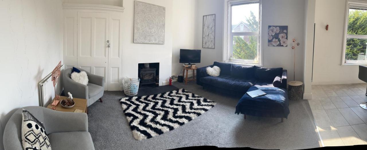 Stunning Bebington Maisonette - Large Private Drive And Entrance, Good Transport Links Екстер'єр фото