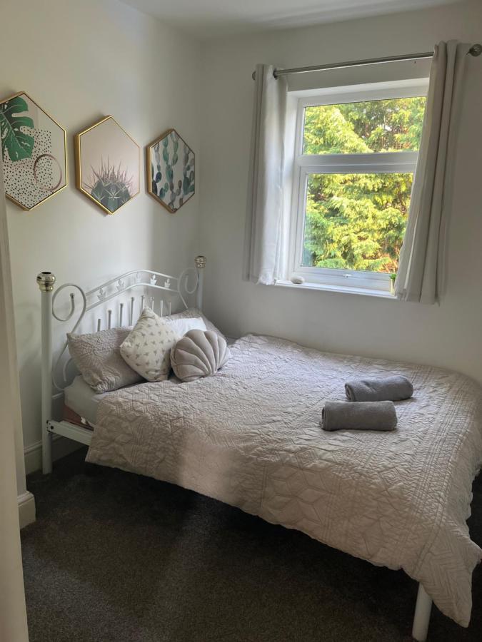 Stunning Bebington Maisonette - Large Private Drive And Entrance, Good Transport Links Екстер'єр фото