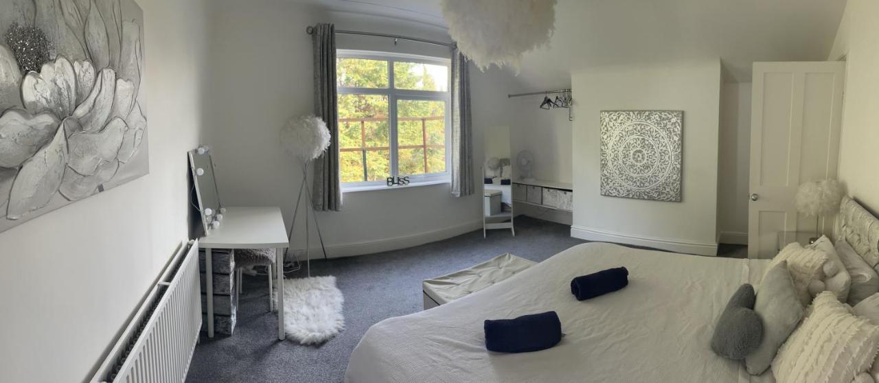 Stunning Bebington Maisonette - Large Private Drive And Entrance, Good Transport Links Екстер'єр фото