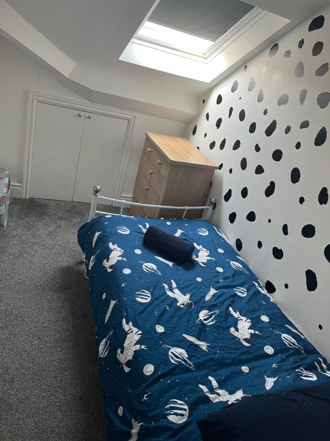 Stunning Bebington Maisonette - Large Private Drive And Entrance, Good Transport Links Екстер'єр фото