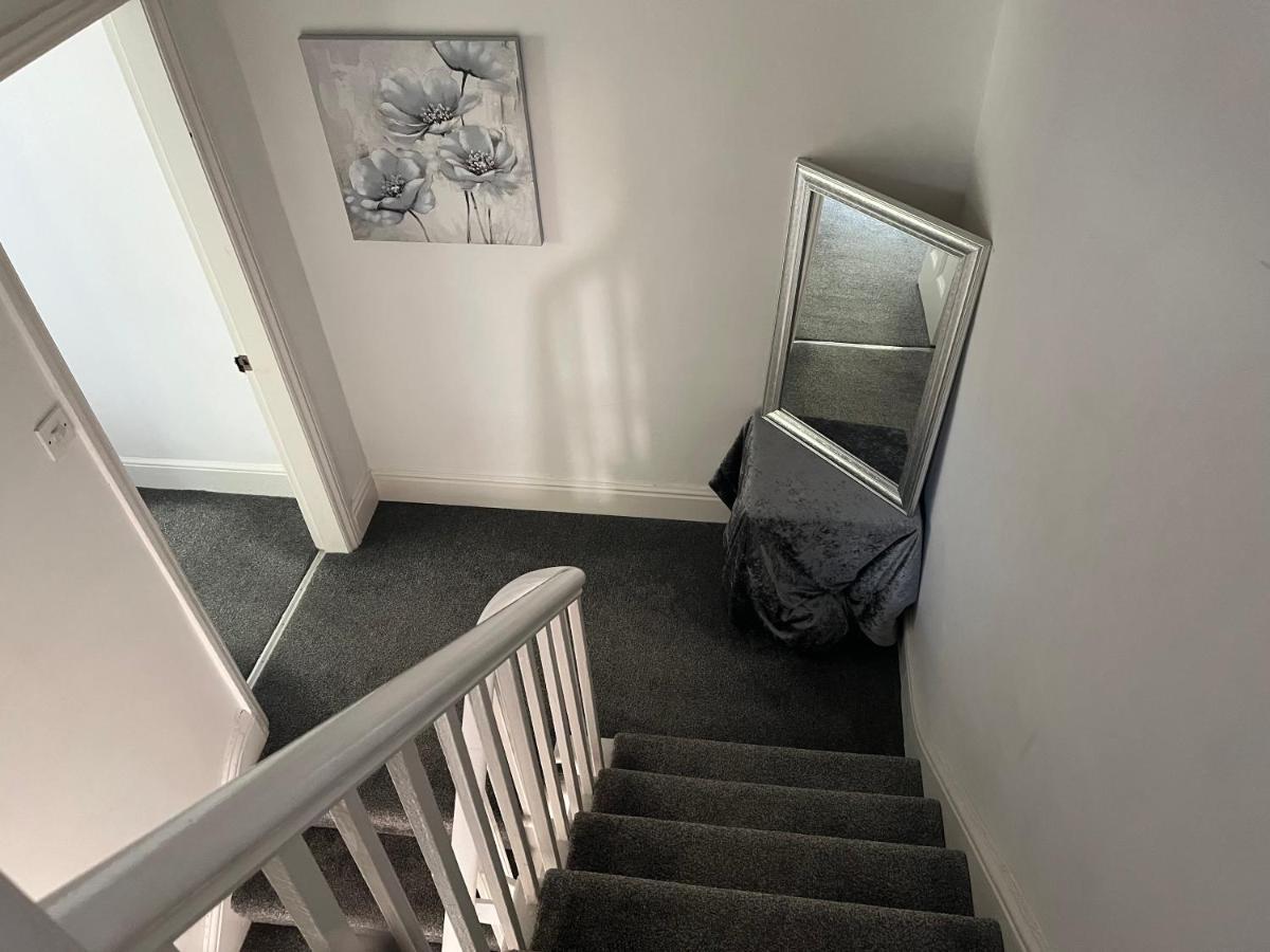 Stunning Bebington Maisonette - Large Private Drive And Entrance, Good Transport Links Екстер'єр фото