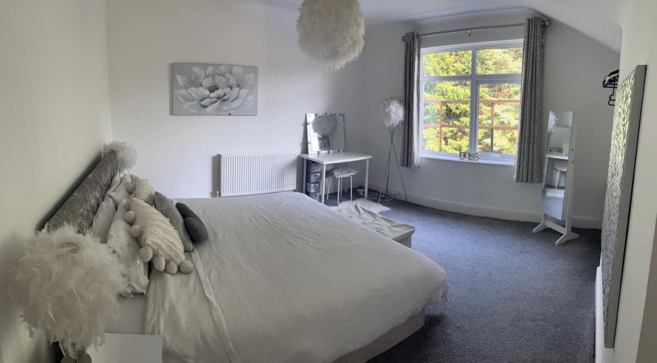 Stunning Bebington Maisonette - Large Private Drive And Entrance, Good Transport Links Екстер'єр фото